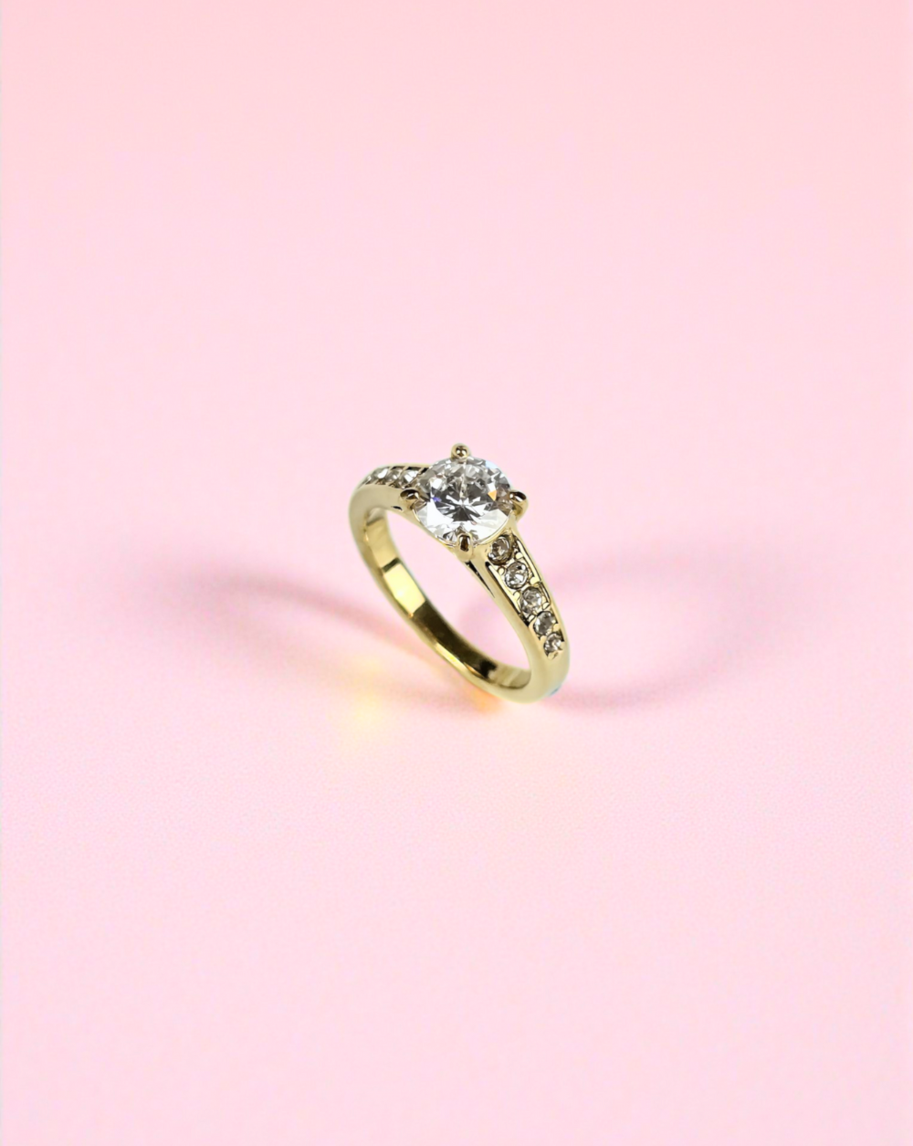 Ring ROYAL SOLITAIRE mit Solitärkristall auf rosa Hintergrund - Trgovina Patrizia Ljubljana.