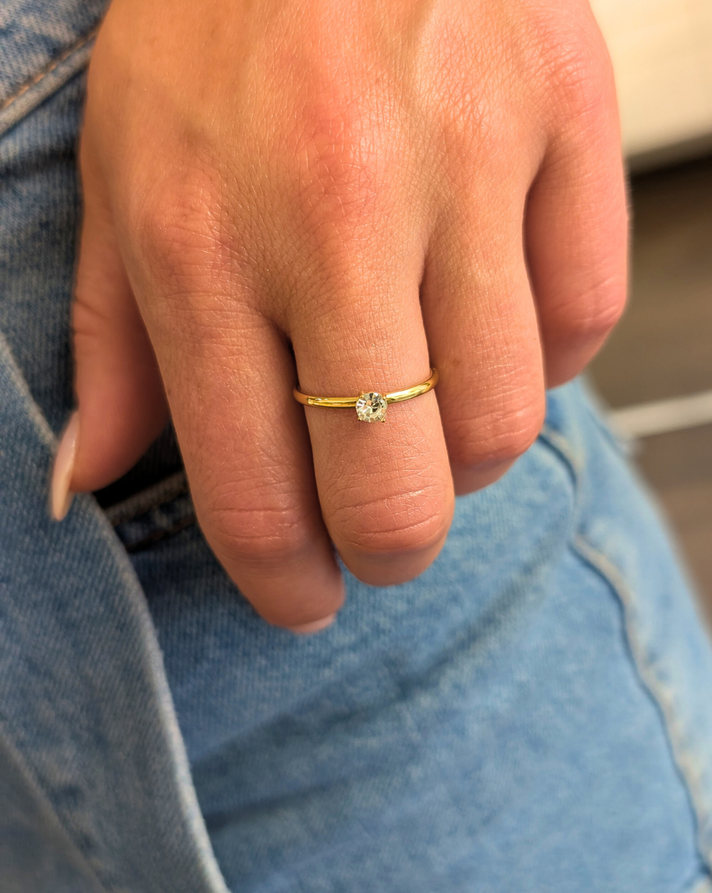 Ring mit einem dünnen Band und einem glänzenden Kristall - minimalistische Eleganz von Patrizia Ljubljana.