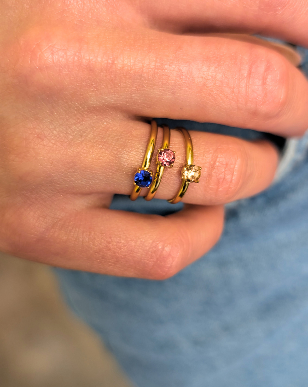 Set aus drei Edelstahlringen mit blauem, rosa und hellem Kristall - ein farbenfrohes und vielseitiges Stück von Patrizia Ljubljana.