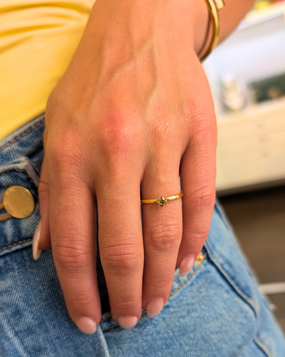 Ring mit dünnem Band und einem kleinen champagnerfarbenen Kristall - minimalistische Eleganz von Patrizia Ljubljana.