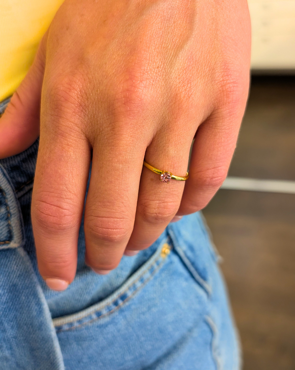 Ring mit dünnem Band und einem winzigen rosa Kristall - ein dezentes Stück von Patrizia Ljubljana.