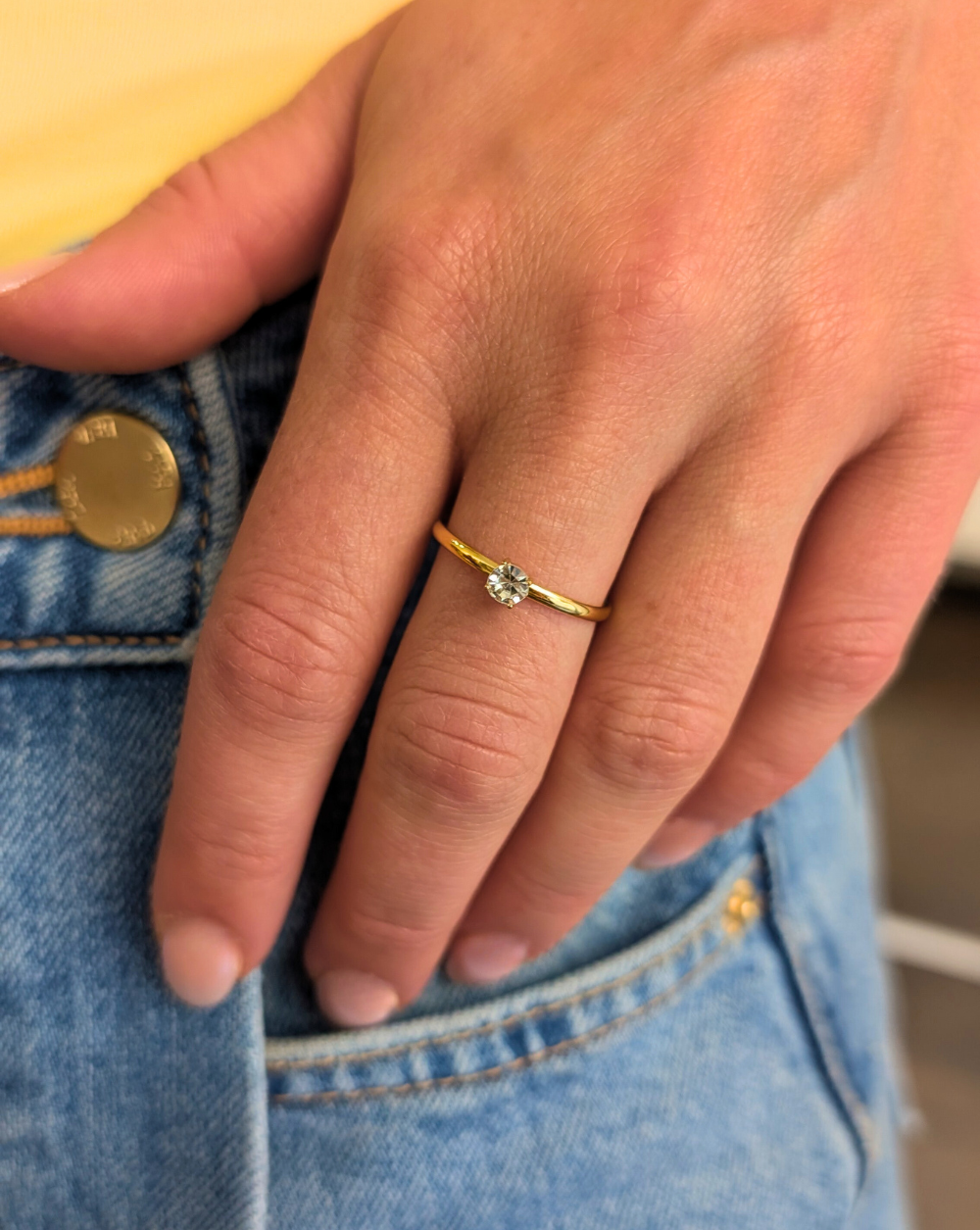 Ring mit einem dünnen Band und einem glänzenden Kristall - minimalistische Eleganz von Patrizia Ljubljana.