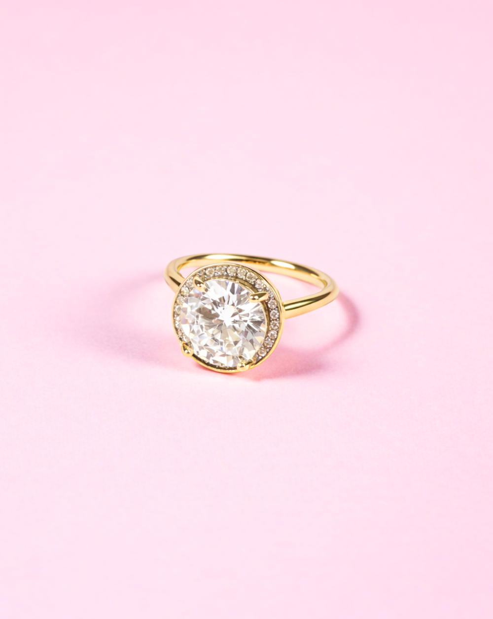 Prstan ROUND SOLITAIRE iz nerjavečega jekla z velikim okroglim kristalom na rožnatem ozadju – Trgovina Patrizia Ljubljana.
