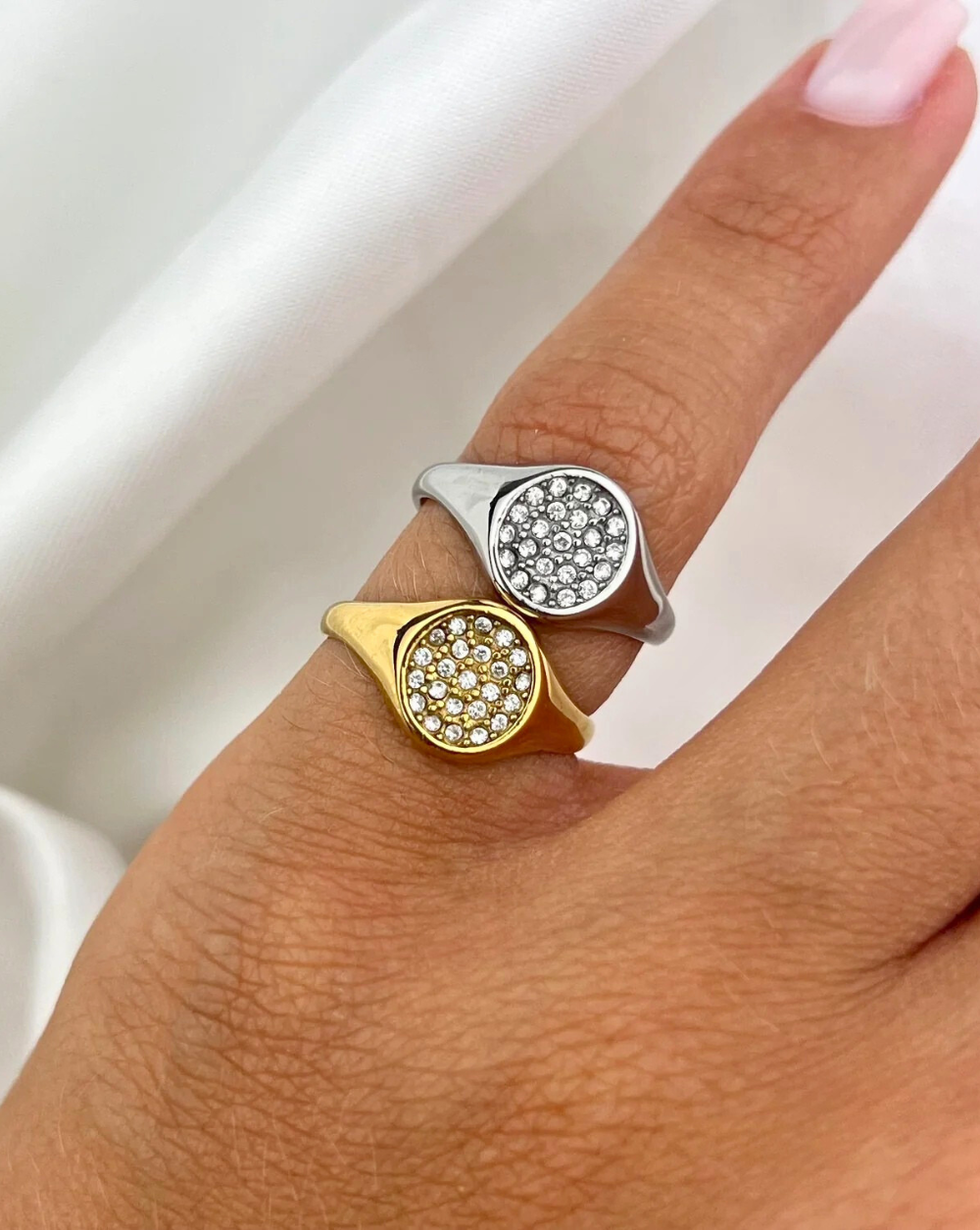 CHUNKY PAVÉ Ring für den kleinen Finger, Pavé-Stil, an der Hand des Modells - Trgovina Patrizia Ljubljana.