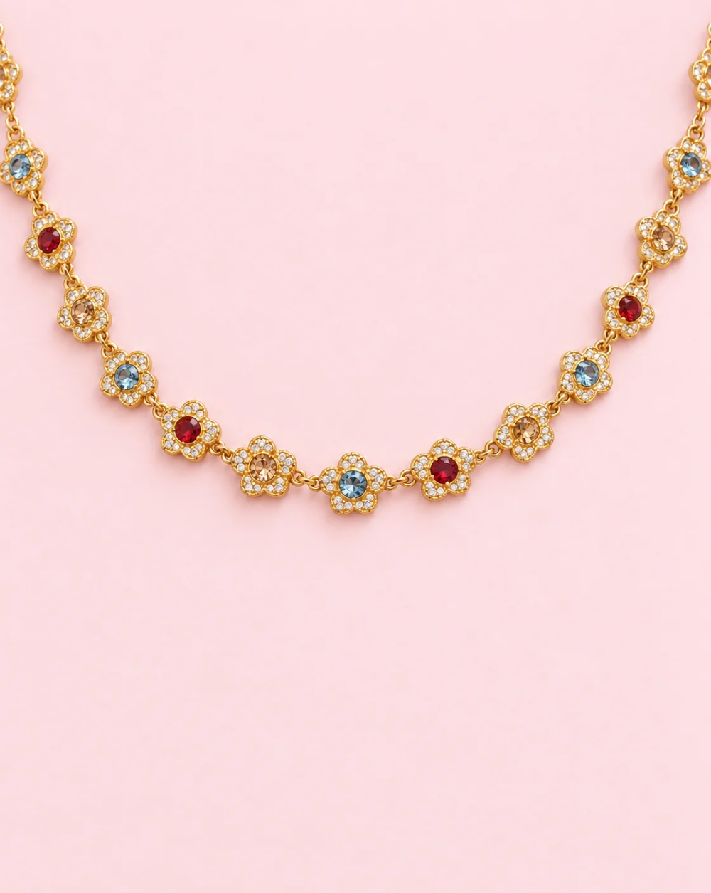 Verižica BLOOM JEWELS iz nerjavečega jekla z nizom cvetličnih motivov, okrašenih z osrednjimi kristali in drobnimi bleščečimi kamenčki – Trgovina Patrizia Ljubljana.