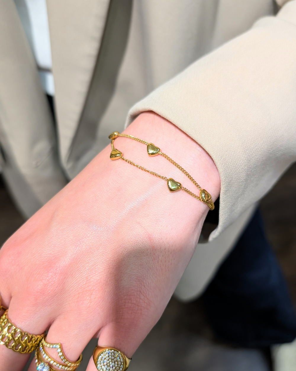 Dvostruka narukvica s privjescima u obliku srca od nehrđajućeg ili kirurškog čelika – trgovina Patrizia Ljubljana, minimalistički romantični nakit