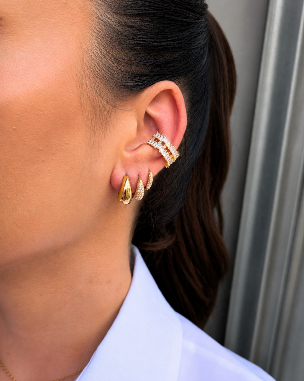 SPARKLE LINES Earcuff – an elegant earcuff with sparkling crystals for a trendy, glamorous, and layered look without a piercing. Trgovina Patrizia