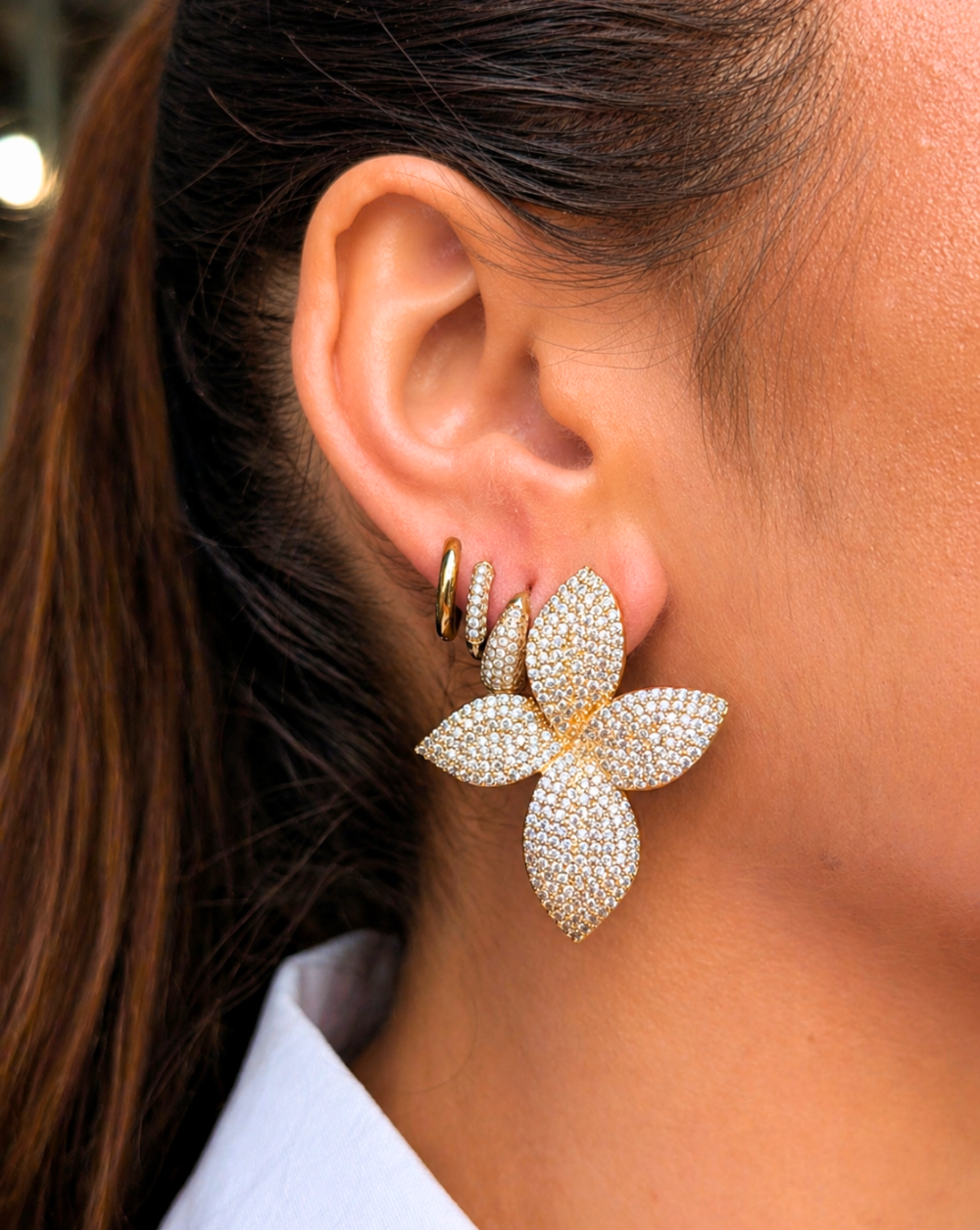 Ohrringe GLAM – auffällige Ohrringe in Blumenform mit funkelnden Kristallen, die einen eleganten und markanten Akzent setzen – Trgovina Patrizia .