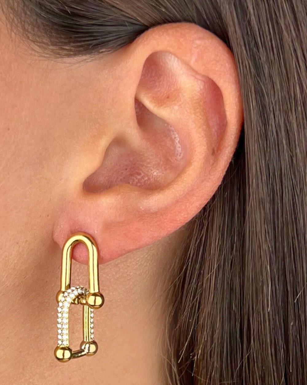 LINK Ohrringe sind ein moderner Ausdruck von Minimalismus mit einem Hauch von Glamour