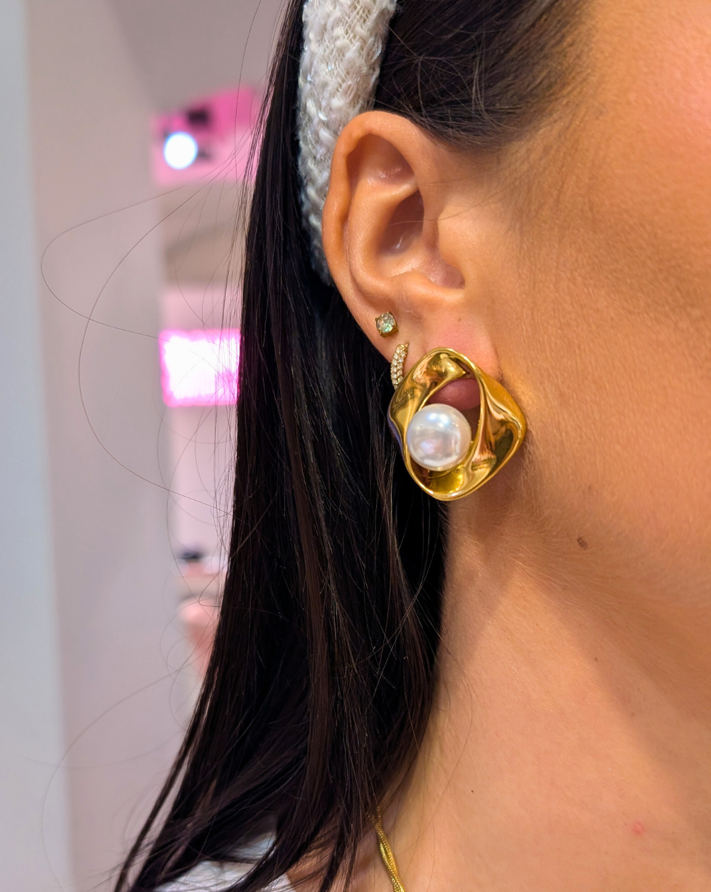 MODERN PEARL Ohrringe aus Edelstahl mit gewelltem Design und Perle - Trgovina Patrizia Ljubljana