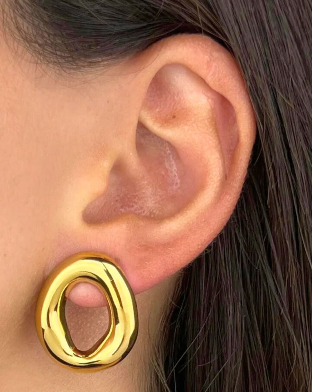 Gold SCULPT DROP earrings DROP stainless steel on the model's ear – Trgovina Patrizia .