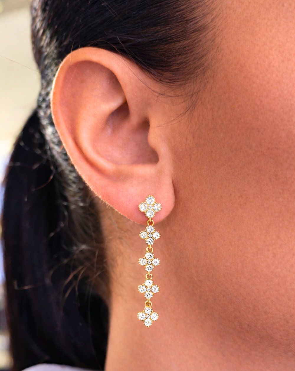 Viseće naušnice GLAM FLOWERS zlatne boje s cvjetnim motivom Trgovina Patrizia Ljubljana