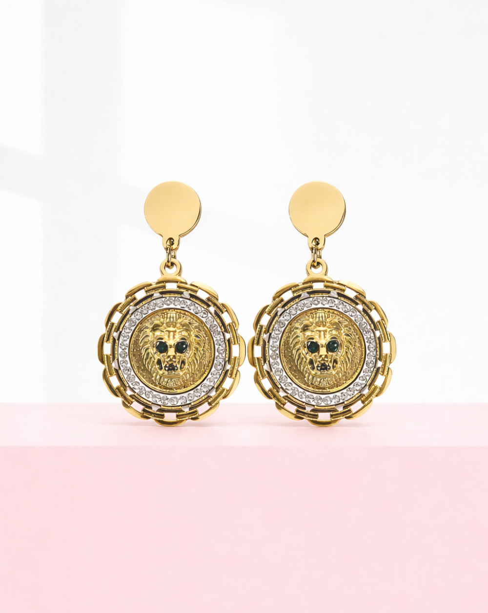 Edelstahl-Ohrringe mit hängendem Löwenmedaillon, Kristallrand und grünen Augen - ein glamouröses Stück von Patrizia Ljubljana.