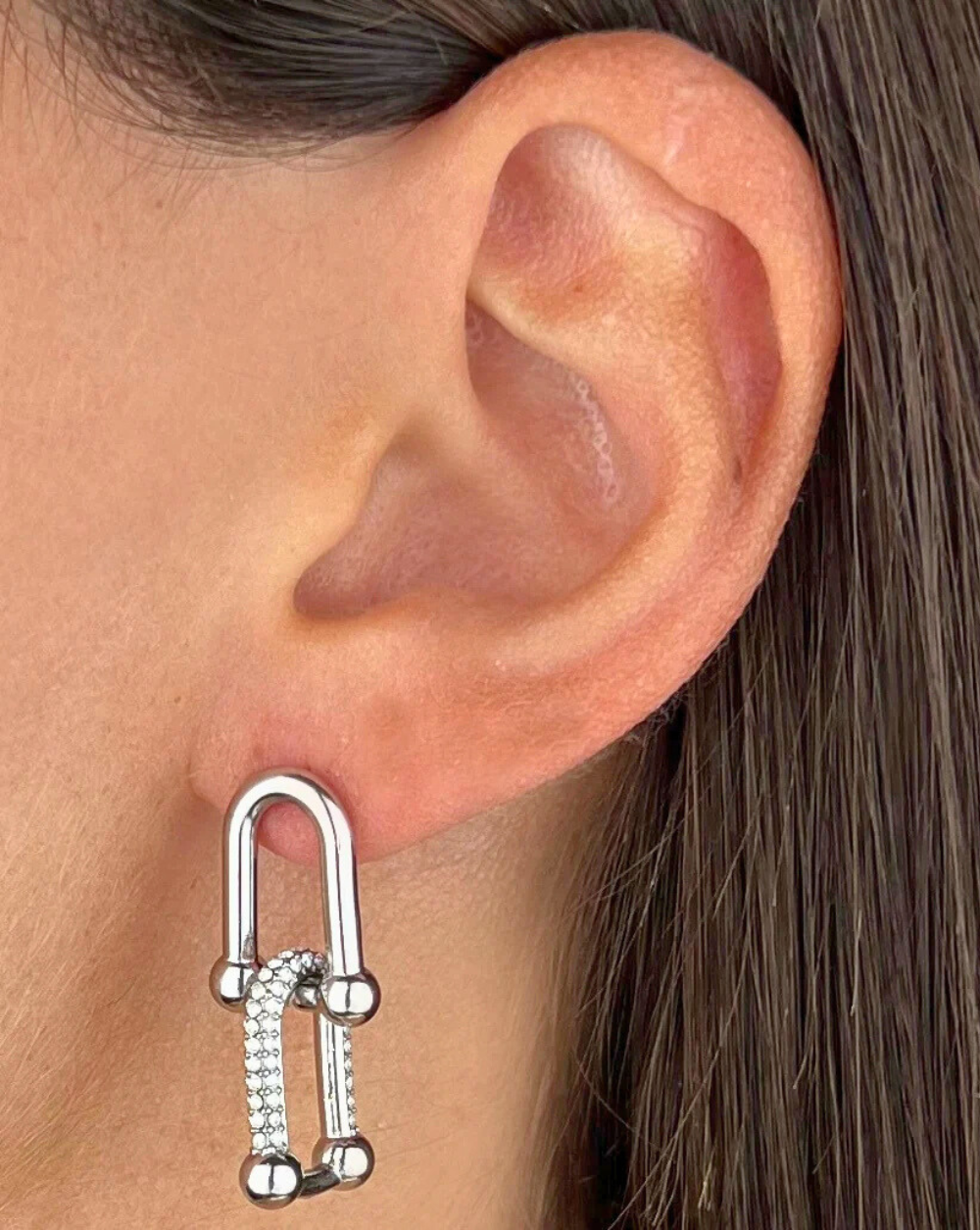 Die LINK Ohrringe sind ein moderner Ausdruck von Minimalismus mit einem Hauch von Glamour. Trgovina Patrizia Ljubljana Trgovina Patrizia