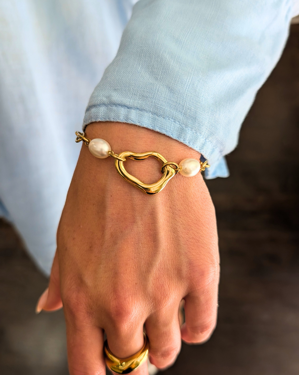 Armband mit ungeformtem Goldglied und eleganten Perlen - ein künstlerisch inspiriertes Stück von Patrizia Ljubljana.