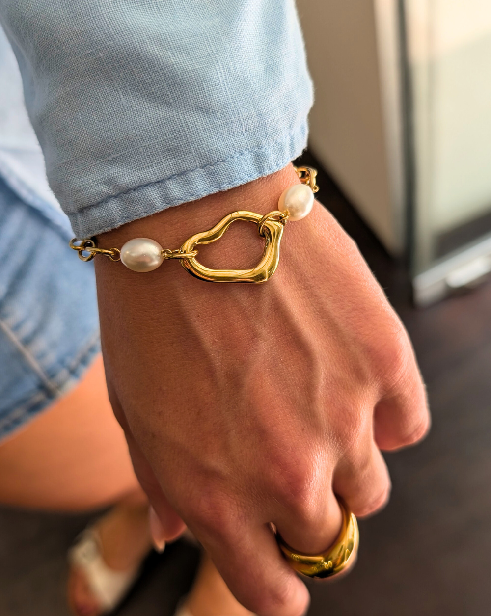 Armband aus Edelstahl mit einem gewellten Goldglied und Perlen dazwischen - ein einzigartiges Design von Patrizia Ljubljana.