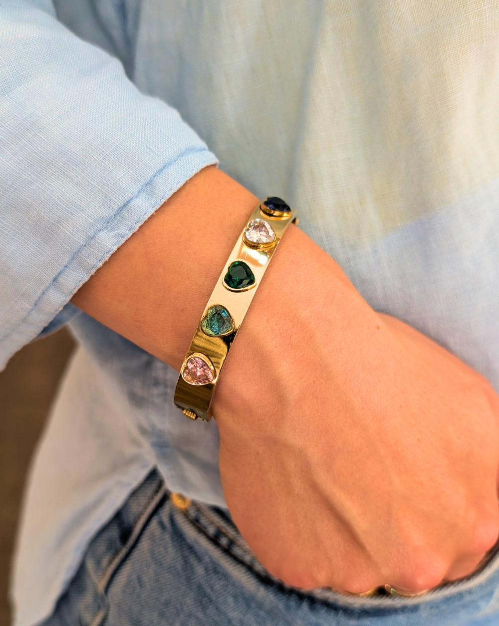 Armband aus Edelstahl mit bunten Kristallen in Herzform - ein lebendiges und herzliches Stück von Patrizia Ljubljana.