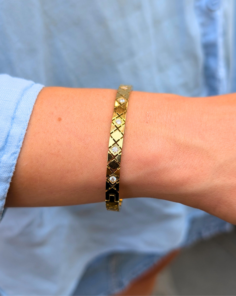 Armband aus Edelstahl mit Schachbrettmuster und eingelassenen Kristallen - ein elegantes und zeitloses Stück von Patrizia Ljubljana.