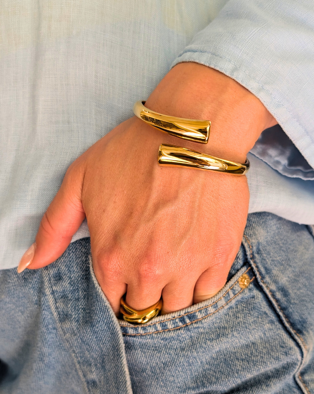 Cuff zapestnica iz nerjavečega jekla z masivnim, odprtim dizajnom in gladko površino – sodoben kos iz trgovine Patrizia Ljubljana.