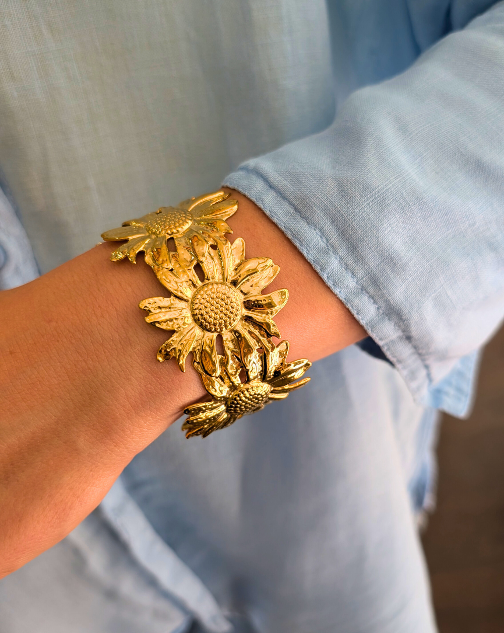 Armband aus Edelstahl mit großen Sonnenblumenmotiven - ein auffälliges Stück von Patrizia Ljubljana.
