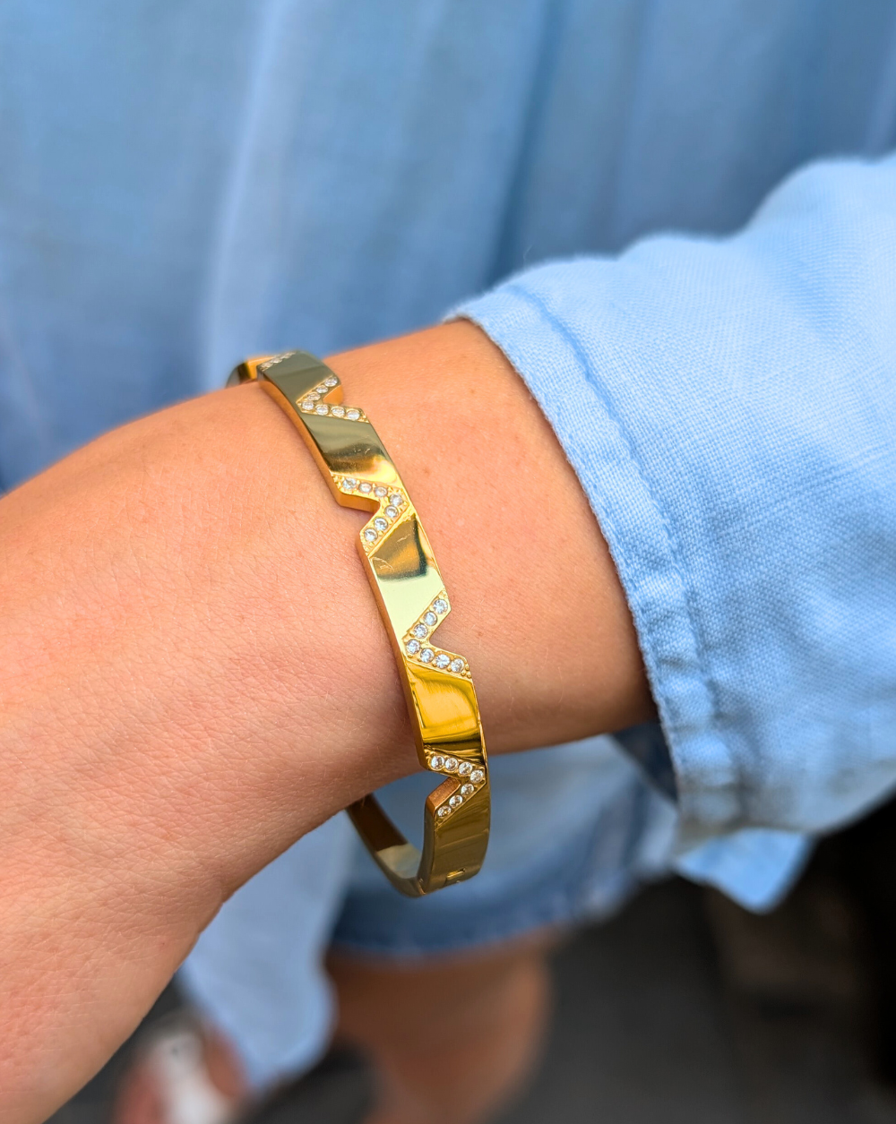 Armband aus Edelstahl mit Zickzackmuster und Kristallreihen - ein gewagtes und glänzendes Modeaccessoire von Patrizia Ljubljana.