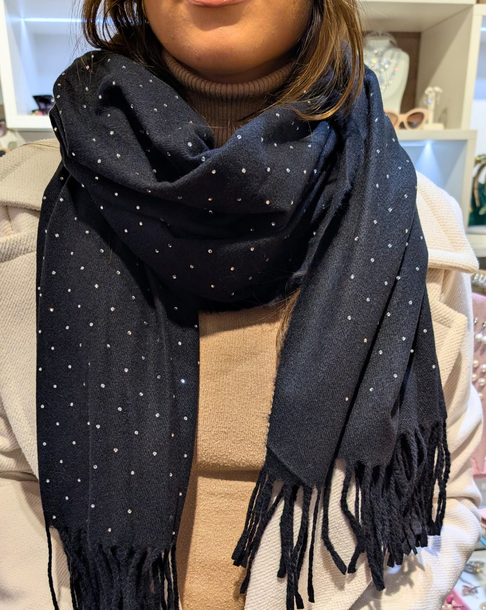 SPARKLE Schal mit kleinen Kristallen aus weichem Stoff in dunkelblau - Trgovina Patrizia Ljubljana