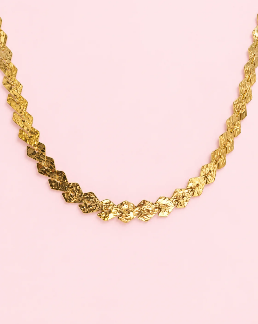 Choker verižica GOLDEN TEXTURE iz nerjavečega jekla z izrazitimi geometrijskimi členi in reliefno teksturirano površino – Trgovina Patrizia Ljubljana.