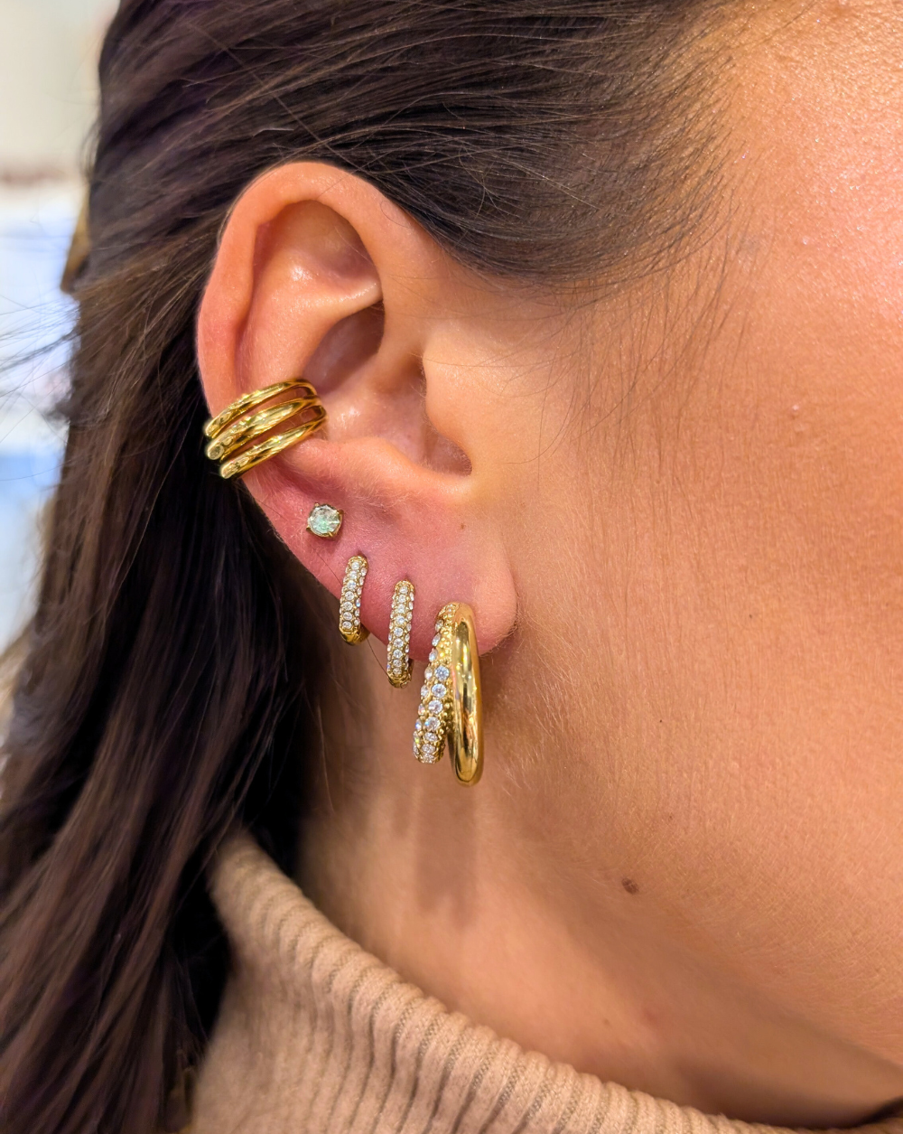 DUO PAVÉ HOOPS doppelte runde Ohrringe aus Edelstahl mit Strasssteinen, elegante und modische Goldohrringe von Patrizia Ljubljana.