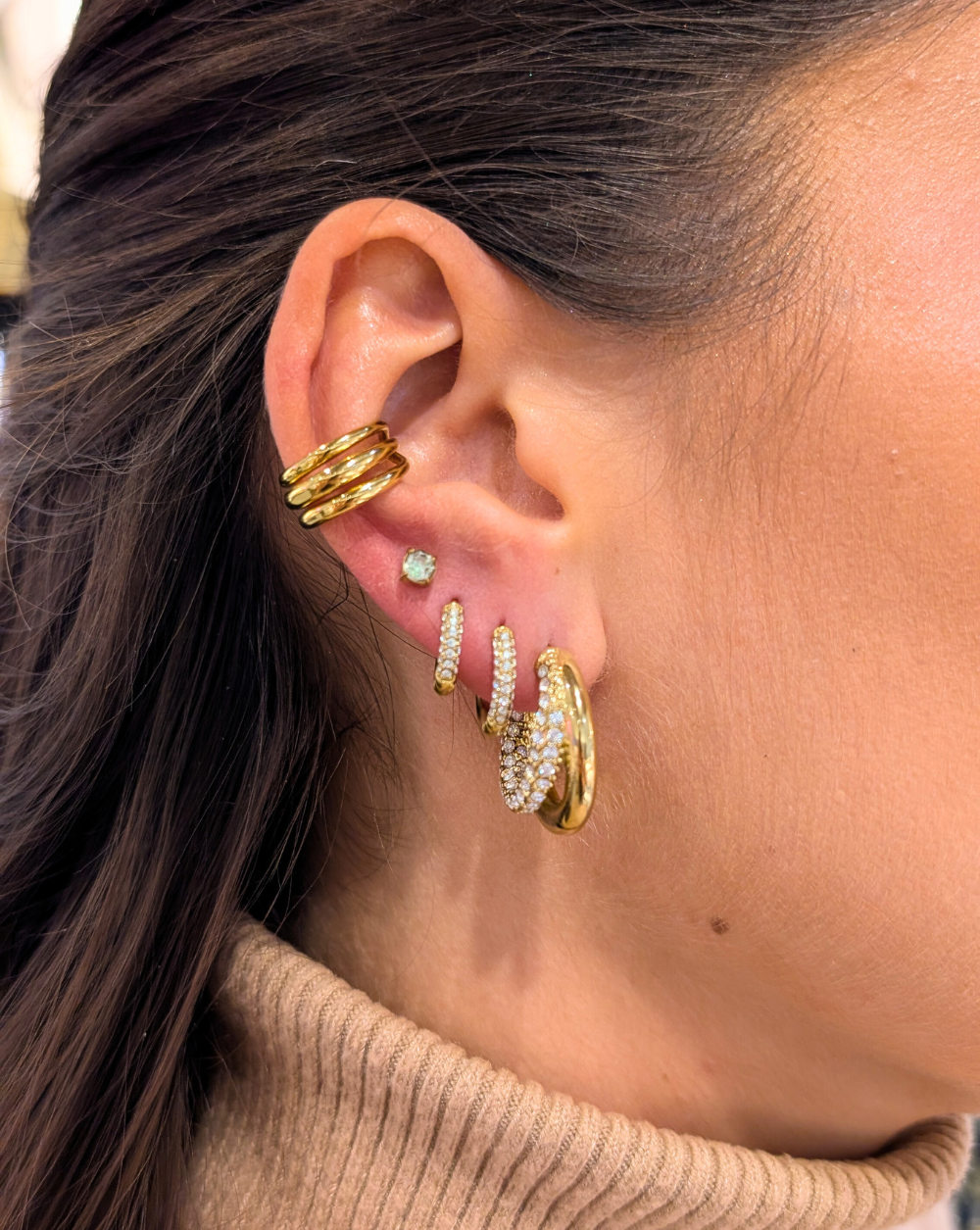 DUO PAVÉ HOOPS doppelte runde Ohrringe aus Edelstahl mit Strasssteinen, elegante und modische Goldohrringe von Patrizia Ljubljana.