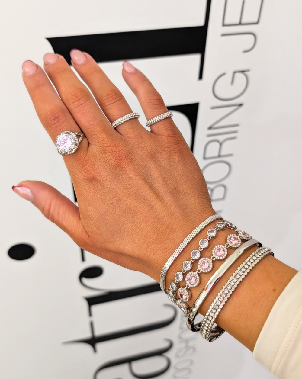 Potpuna kombinacija nakita od nehrđajućeg čelika na vašoj ruci, elegantni niz prstenja i narukvica za sofisticiran izgled – Trgovina Patrizia Ljubljana