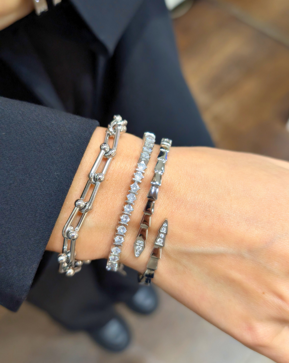 Kombination aus silbernen Armbändern mit Zirkonia aus Edelstahl am Handgelenk, Trgovina Patrizia