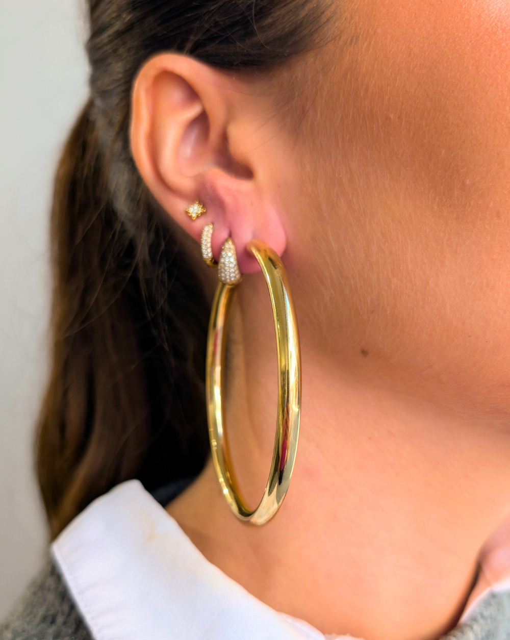 Okrogli uhani BOLD HOOPS iz nerjavečega jekla z gladko sijočo površino, elegantni zlati uhani iz trgovine Patrizia Ljubljana za moderen in izrazit videz.