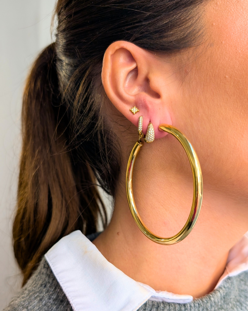 Okrogli uhani BOLD HOOPS iz nerjavečega jekla z gladko sijočo površino, elegantni zlati uhani iz trgovine Patrizia Ljubljana za moderen in izrazit videz.