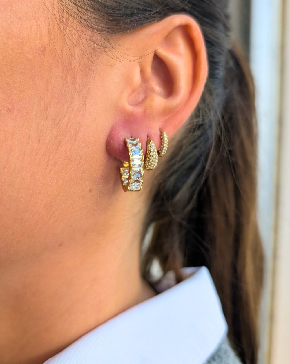 CRYSTAL ROW runde Ohrringe aus Edelstahl mit geschliffenen rechteckigen Kristallen, elegante Ohrringe von Patrizia Ljubljana für einen raffinierten und glamourösen Look.