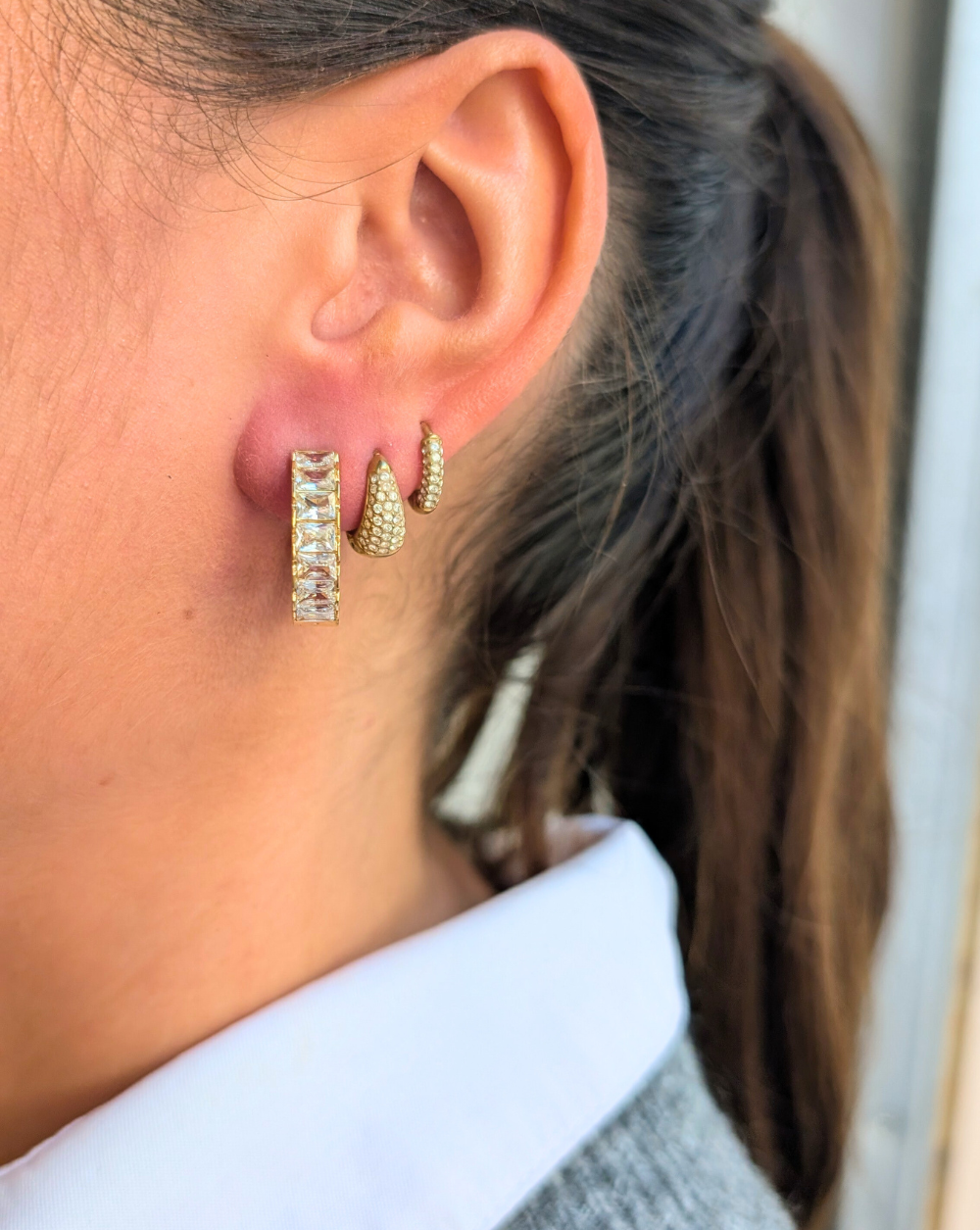 CRYSTAL ROW runde Ohrringe aus Edelstahl mit geschliffenen rechteckigen Kristallen, elegante Ohrringe von Patrizia Ljubljana für einen raffinierten und glamourösen Look.