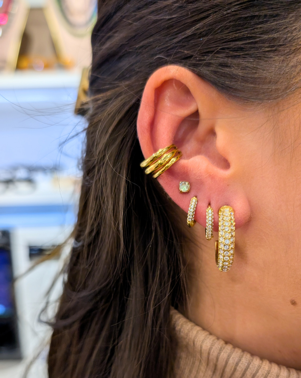 Okrogli uhani PAVÉ CLASSIC iz nerjavečega jekla s pavé cirkoni, elegantni zlati uhani iz trgovine Patrizia Ljubljana, popolni za vsakodnevni in večerni videz.