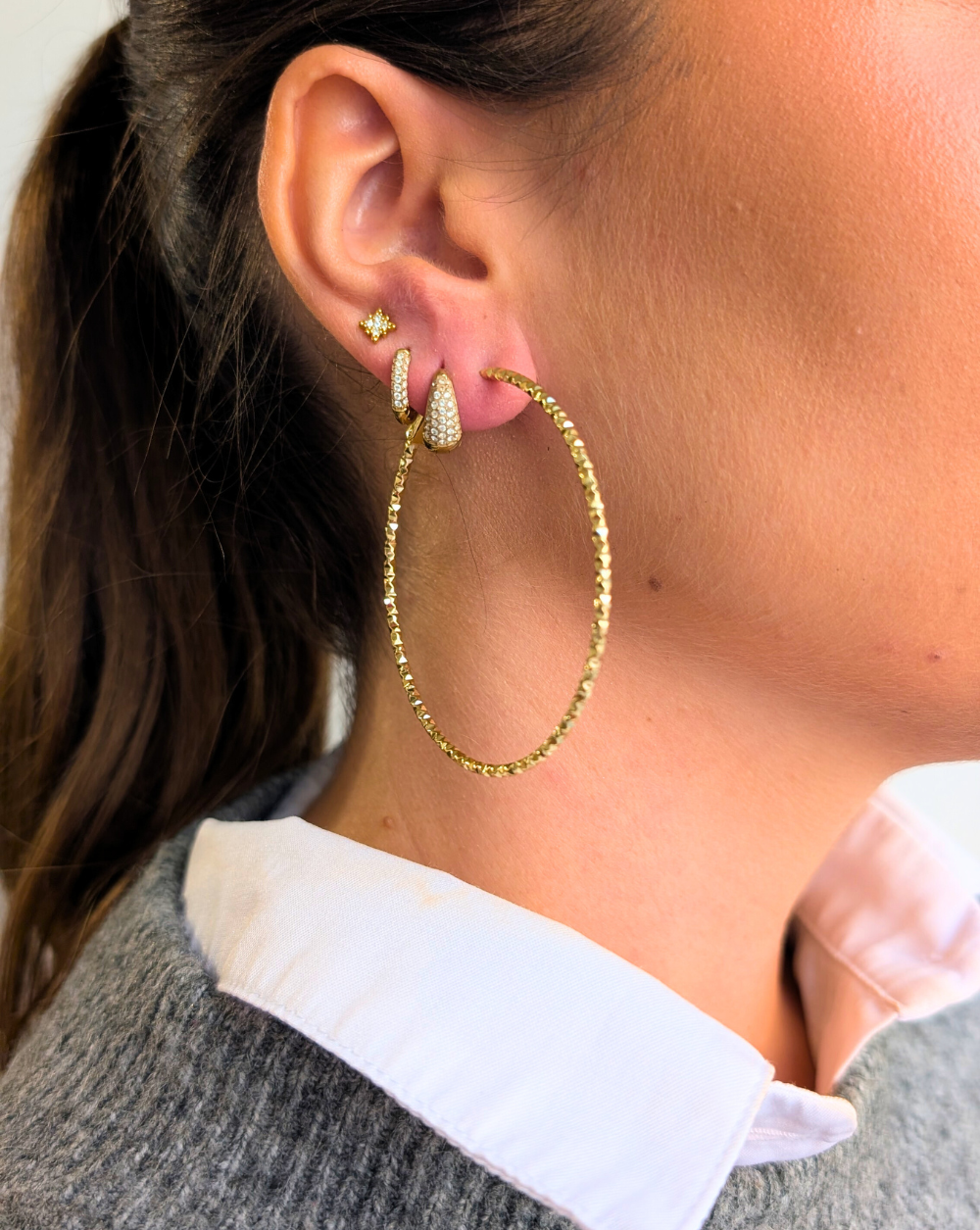 Runde Ohrringe TEXTURED aus Edelstahl mit strukturierter Metalloberfläche, elegante Modeohrringe aus dem Geschäft Patrizia Ljubljana für einen raffinierten und modernen Look.