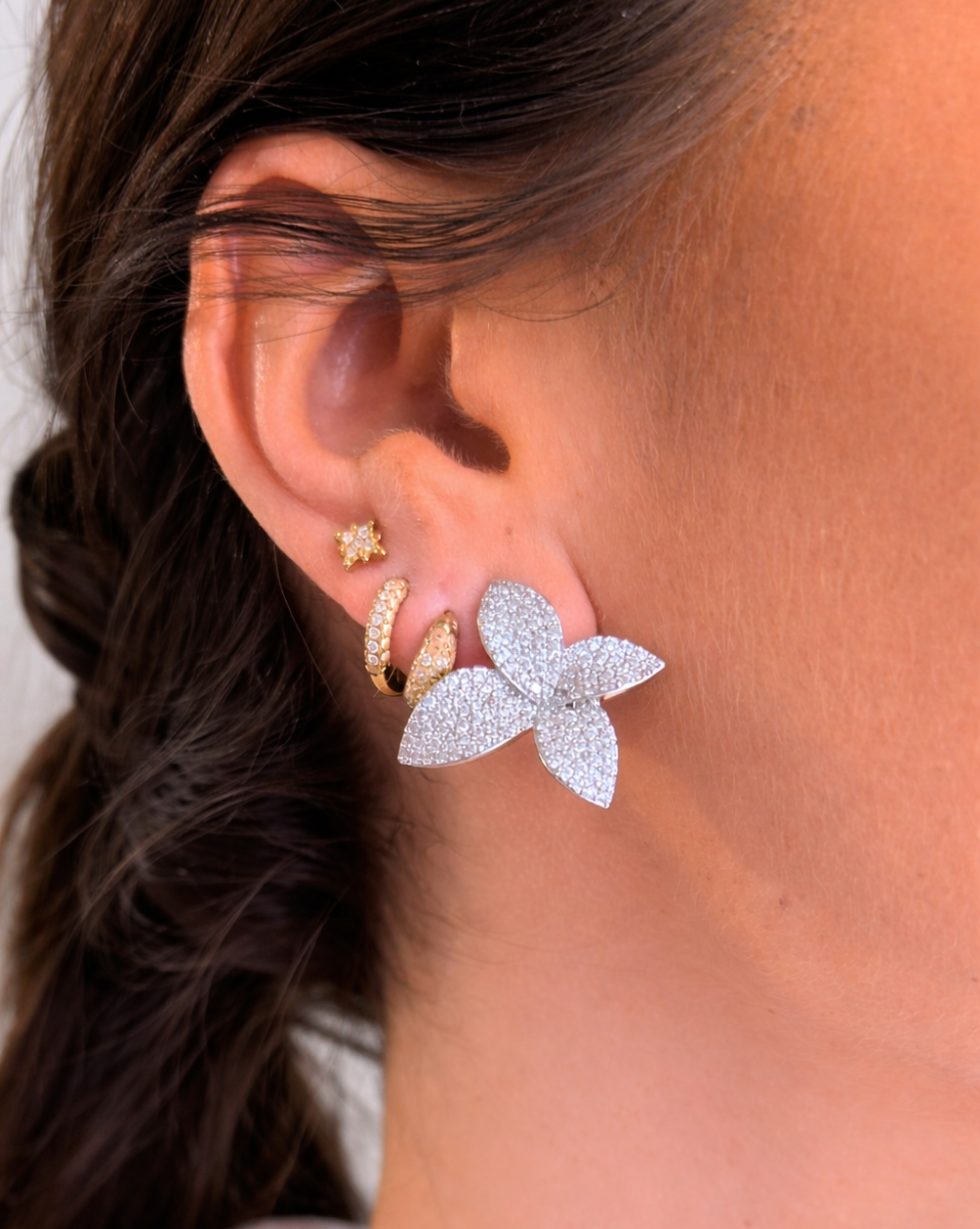 Ohrringe mit Blumenmotiv in Blattform und Kristallen, rhodiniert – trgovina Patrizia , eleganter Statement-Schmuck