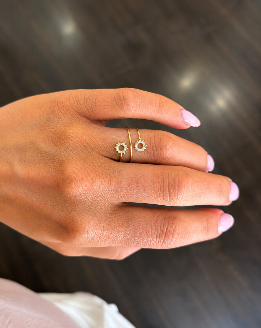 Goldene „ Ring “ SUNBURST aus Edelstahl mit zwei Sonnenmotiven und transparenten Kristallen – Trgovina Patrizia Ljubljana.