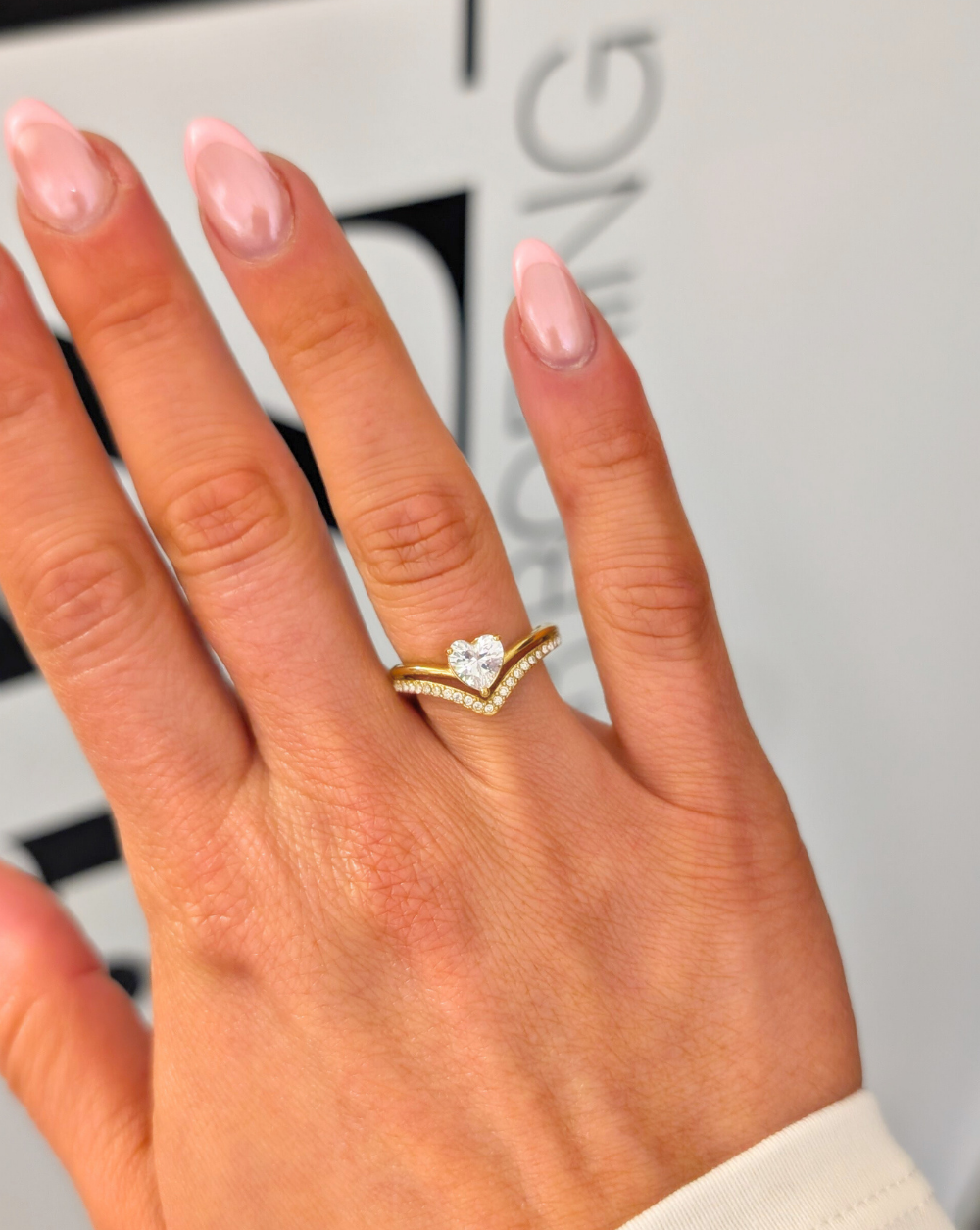 Prstan V-HEART s srčastim kristalom in pavé cirkoni iz nerjavečega jekla, Trgovina Patrizia Ljubljana