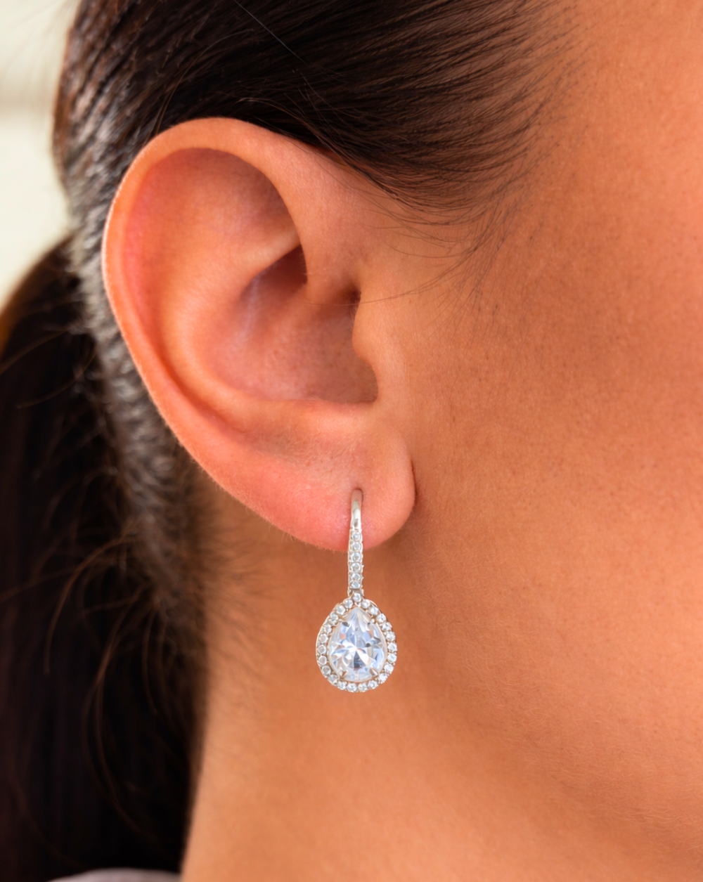 Naušnice u obliku suze sa sjajnim detaljima, presvučene rodijem – trgovina Patrizia Ljubljana, elegantni bezvremenski nakit