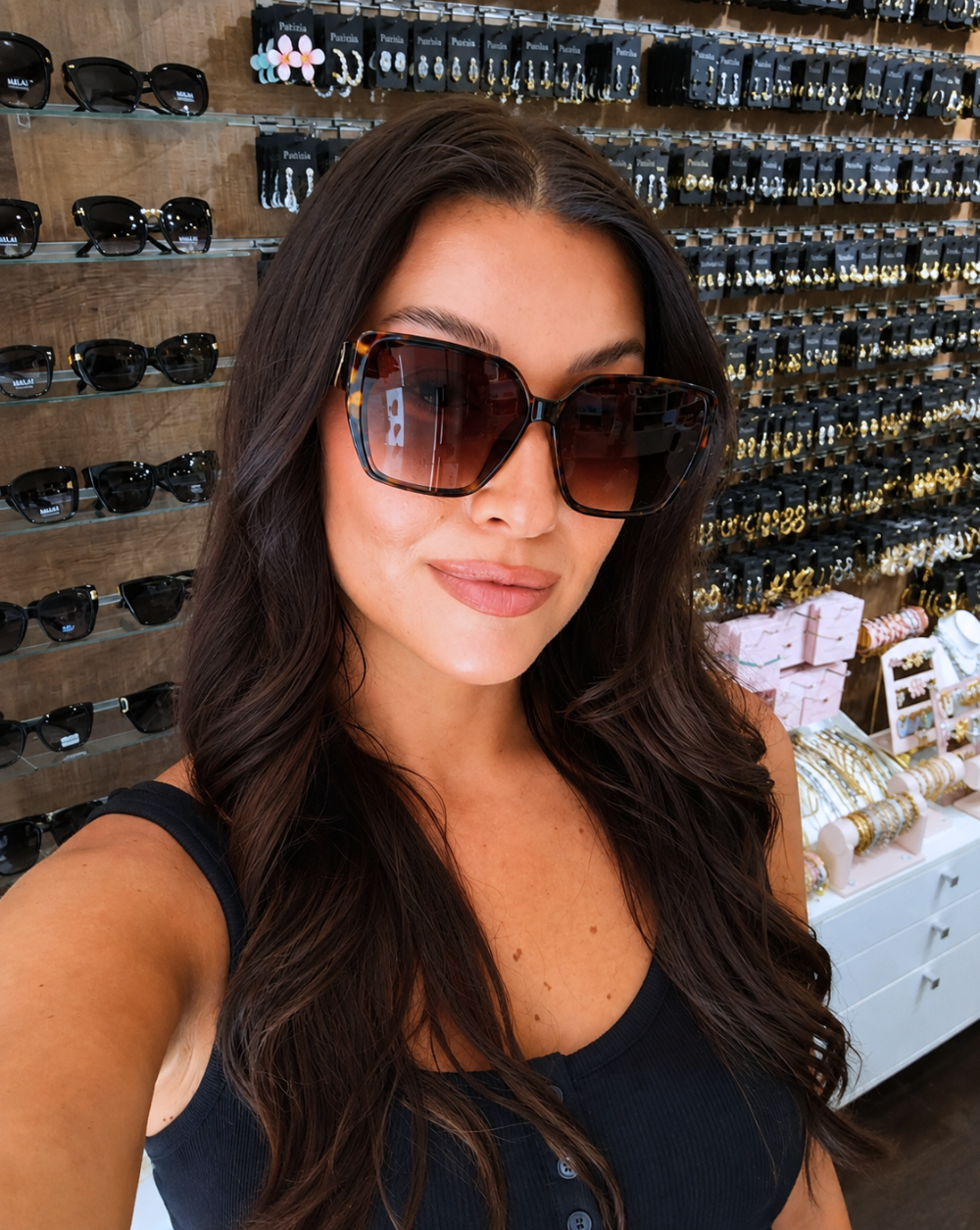 High-fashion sončna očala BEVERLY z večjim okvirjem in izrazitimi detajli – Trgovina Patrizia Ljubljana.
