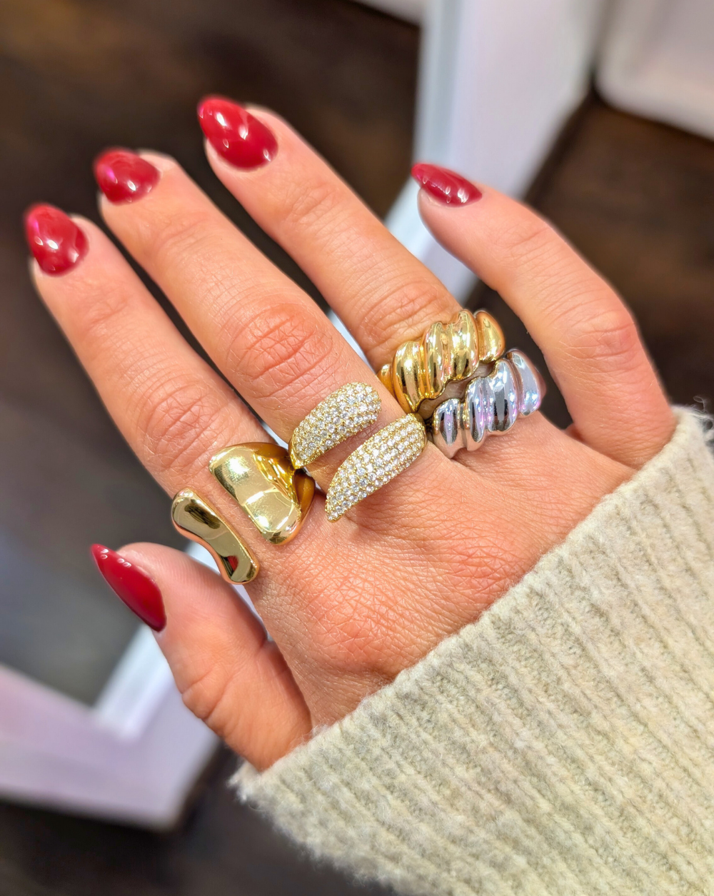 Goldene und silberne Statement-Pavé-Ringe aus Edelstahl am Handgelenk, Trgovina Patrizia