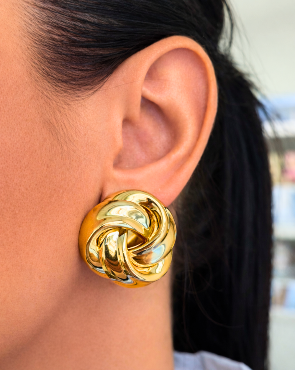 Naušnice s kopčom i čvorastim dizajnom izrađene od nehrđajućeg ili kirurškog čelika – trgovina Patrizia Ljubljana, statement elegantan nakit