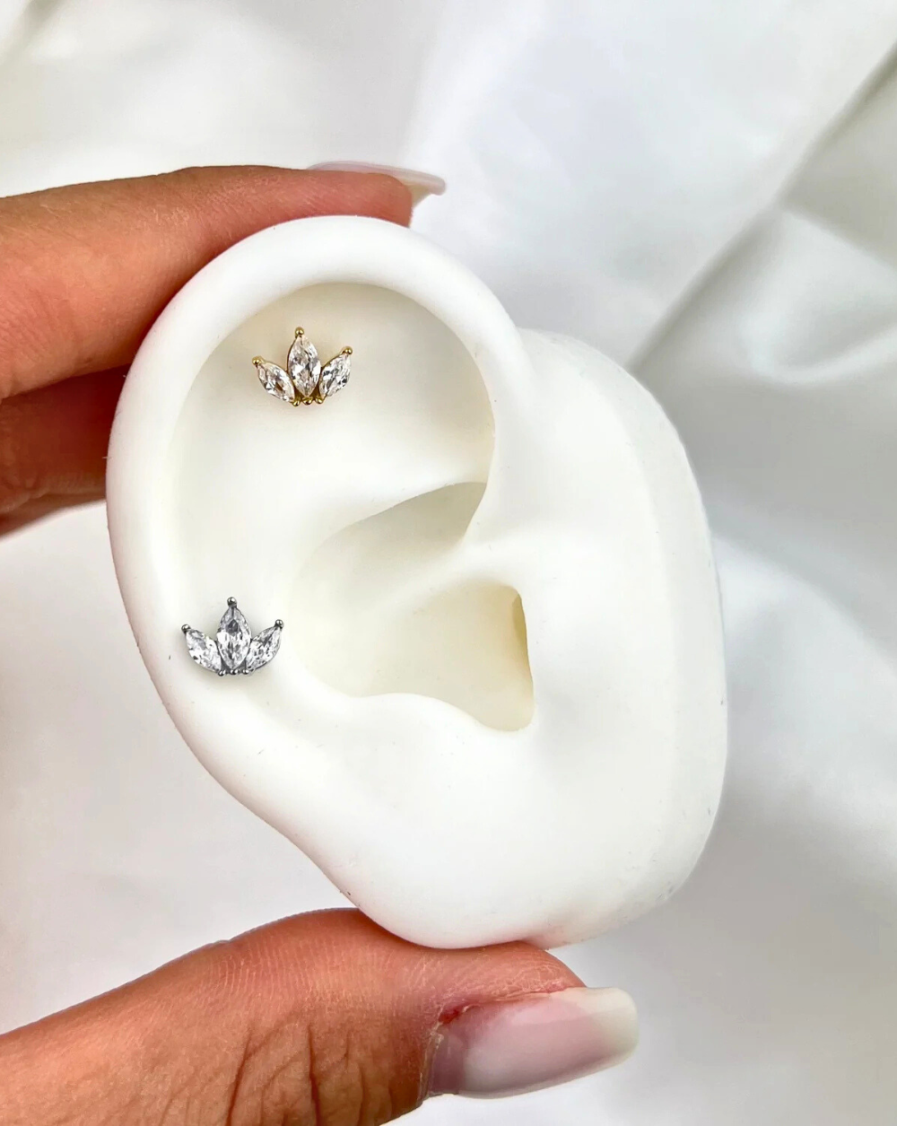 Helix piercing v obliki krone z marquise kristalčki iz titana – trgovina Patrizia Ljubljana, eleganten minimalističen nakit