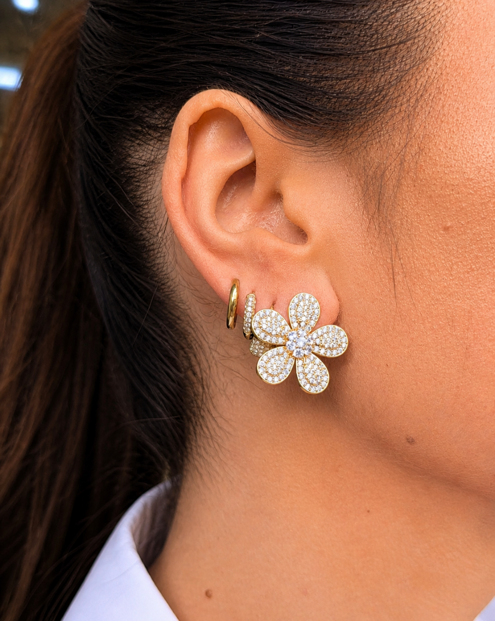 PAVÉ DAISY Ohrringe aus rhodiniertem Metall – elegante Ohrringe in Blumenform mit funkelnden Steinchen für einen raffinierten und auffälligen Look. Trgovina Patrizia