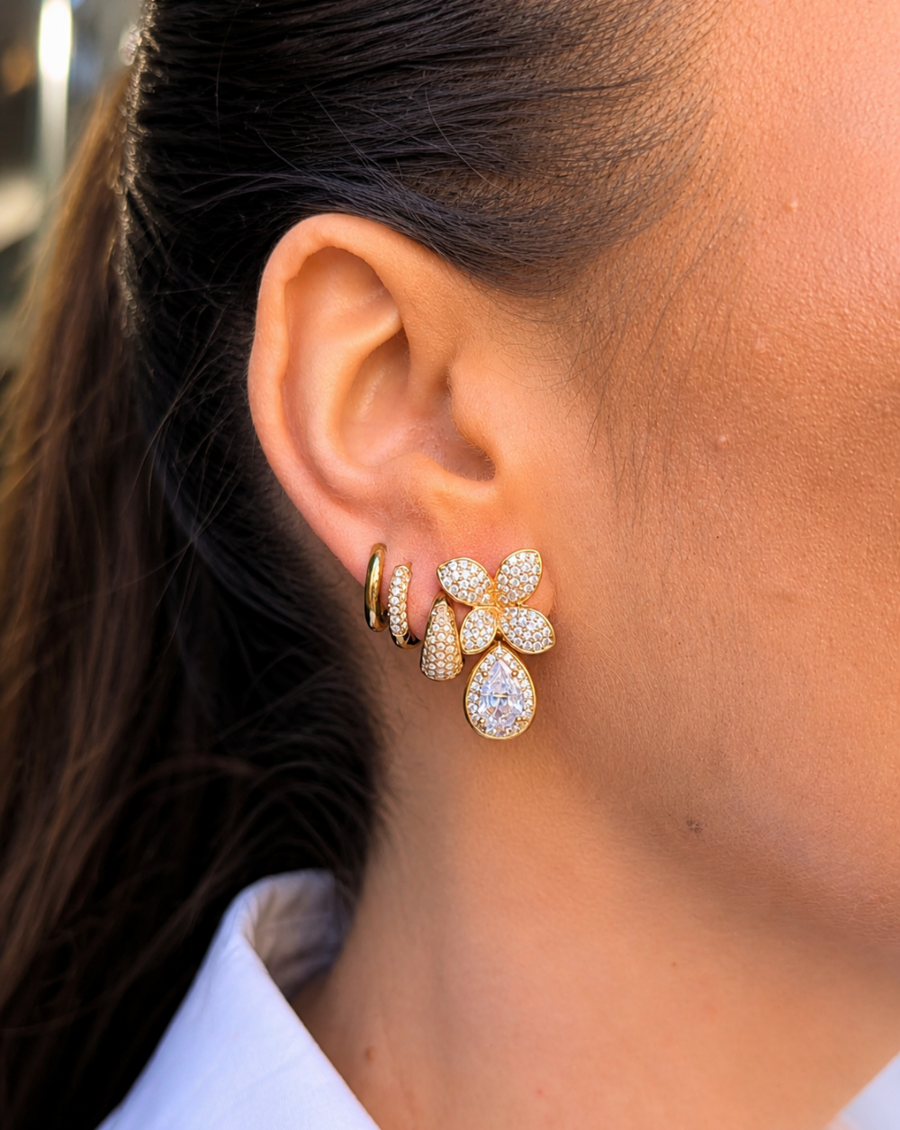 Ohrringe PETAL DROP rhodiniertem Metall – elegante Ohrringe im Blumen-Design mit funkelnden Steinchen und einem hängenden Detail für einen raffinierten und auffälligen Look. Trgovina Patrizia