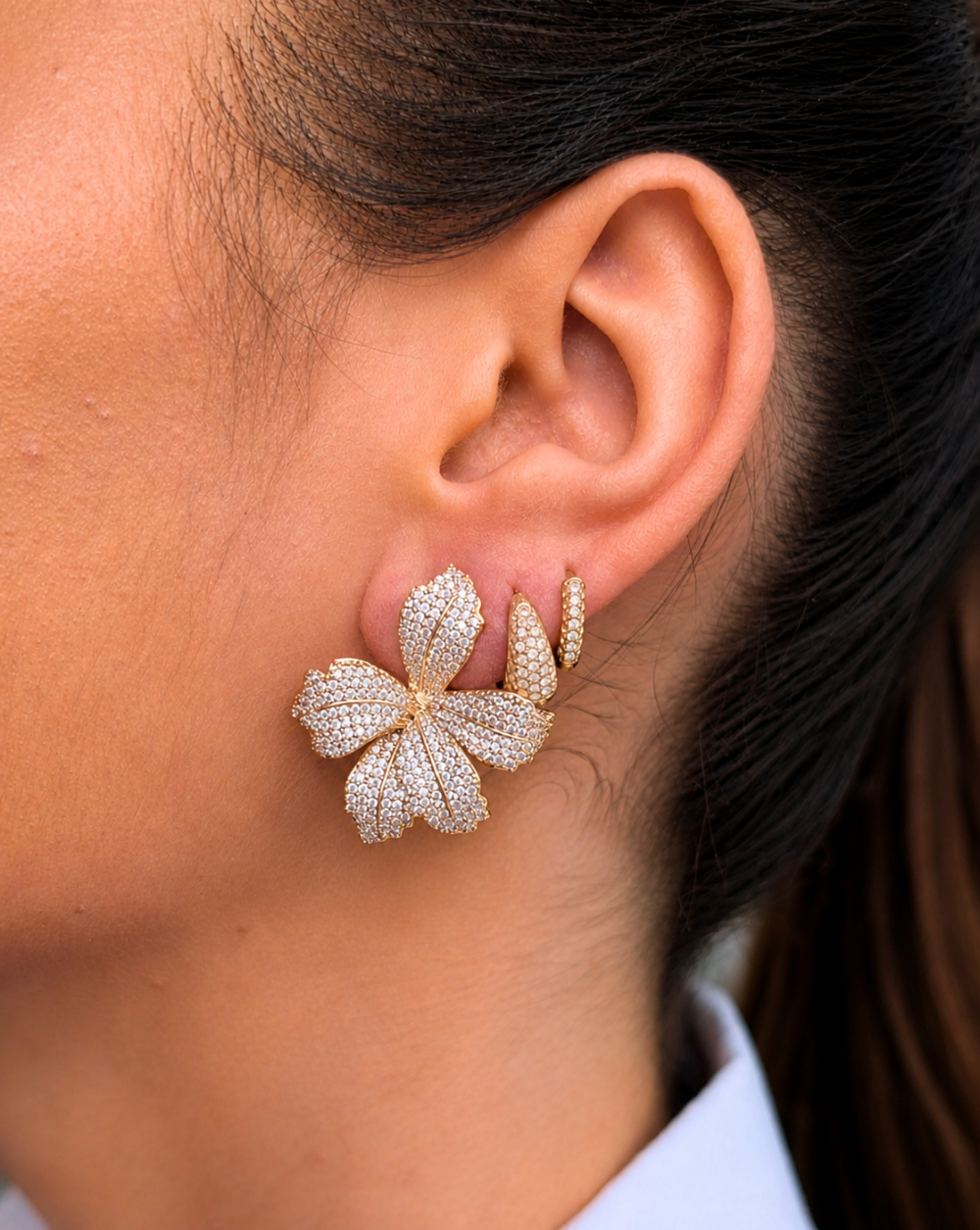 Ohrringe PETAL SPARK aus rhodiniertem Metall – elegante Ohrringe in Blumenform mit funkelnden Steinchen für einen raffinierten, auffälligen und femininen Look. Trgovina Patrizia