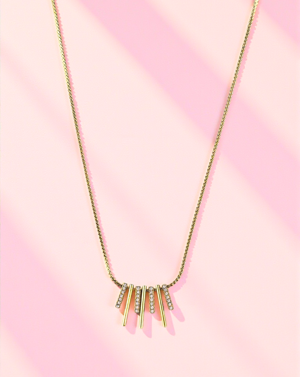 Verižica SPARKLE LINES z visečimi sijočimi linijami iz nerjavečega jekla, eleganten ženski nakit – Trgovina Patrizia Ljubljana