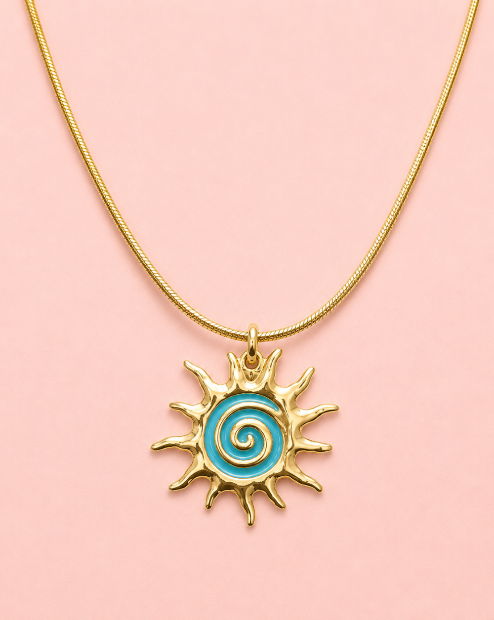 Verižica SUNNY SPIRAL iz nerjavečega jekla – verižica z motivom sonca in spiralnim detajlom za poletni, eleganten in poseben videz. Trgovina Patrizia Ljubljana